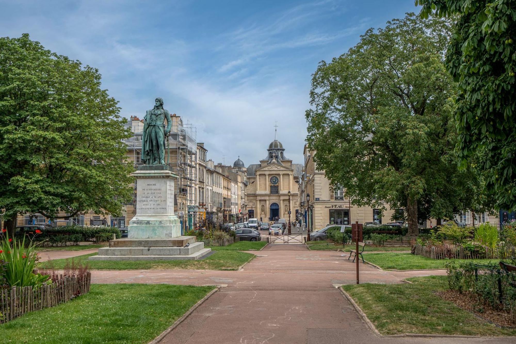 Le Versailles Soleil Classe 3 Etoiles Charme & Vue Chapelle Royale Exterior foto
